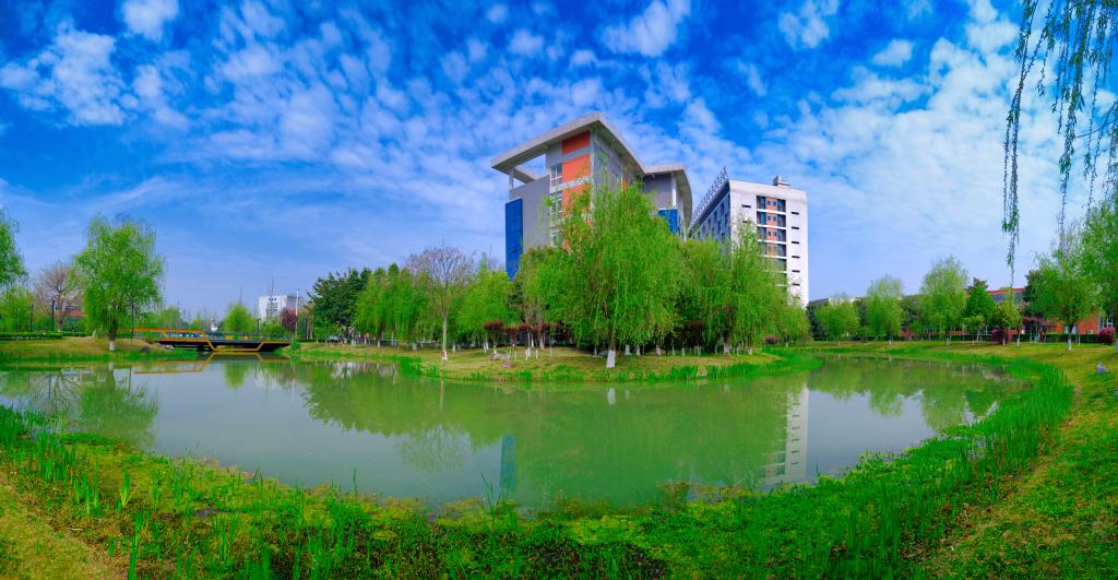 2025年6月-智慧之聲，浸潤校園：鷹米自助講解系統(tǒng)點亮成都鐵路衛(wèi)校展廳<